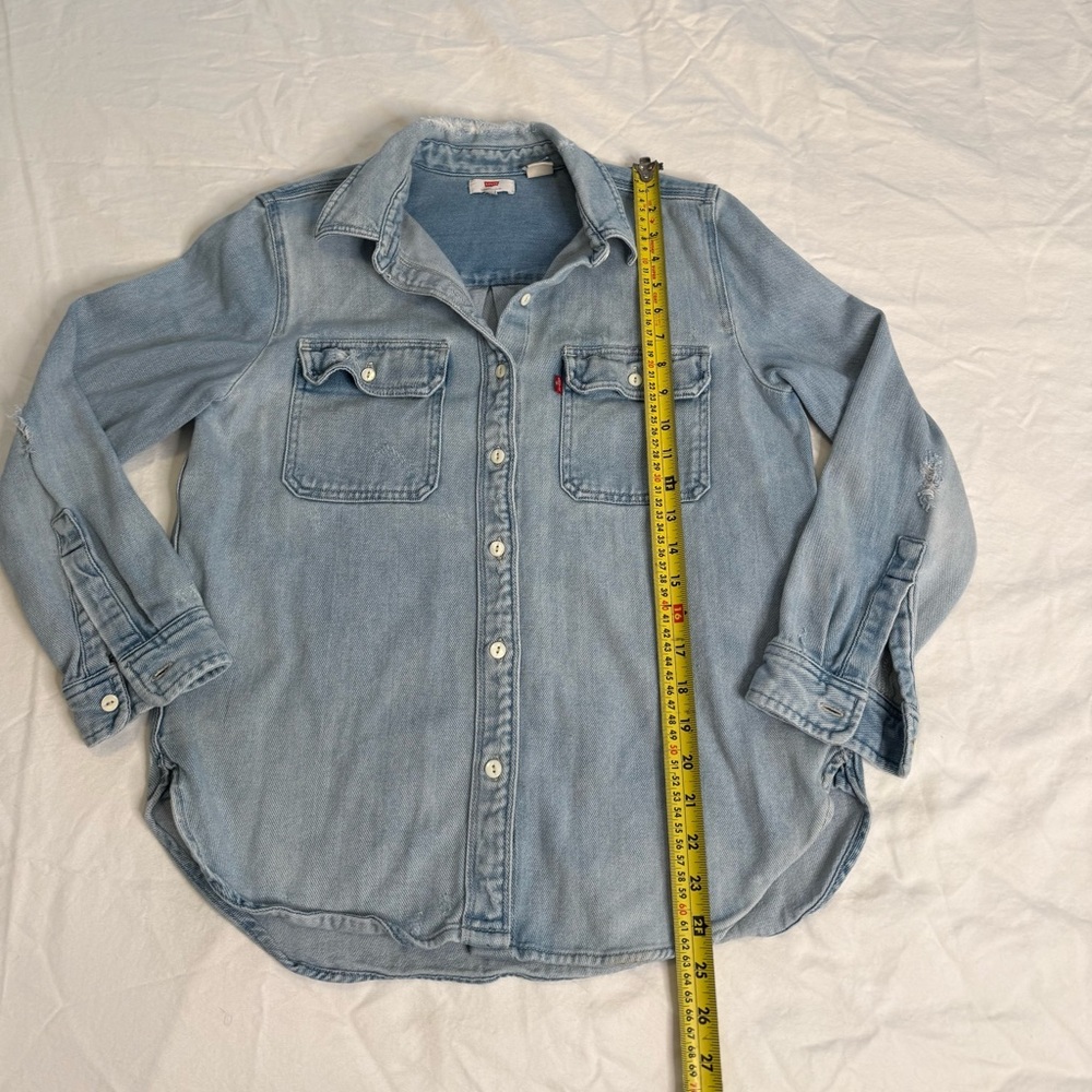 Levi’s Distressed Light Wash Denim Button Down Shirt 100% Cotton Women’s Medium - Picture 9 of 11